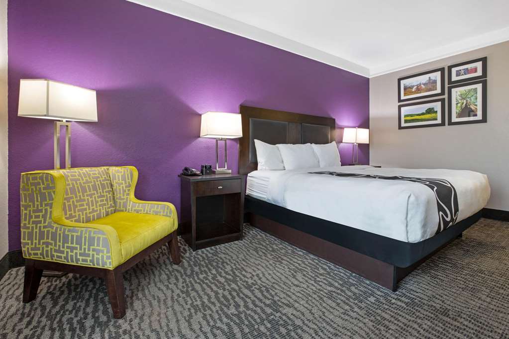 La Quinta Inn & Suites by Wyndham Pearland Houston South - photo 21