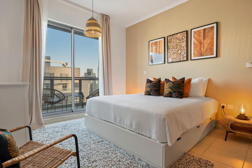Chic and Zen Apartment Near Burj Khalifa Tower — 4-Star Luxury Hotel in Dubai, United Arab Emirates