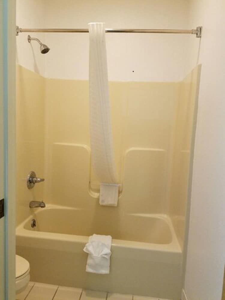 Super 8 by Wyndham Huntington - photo 10