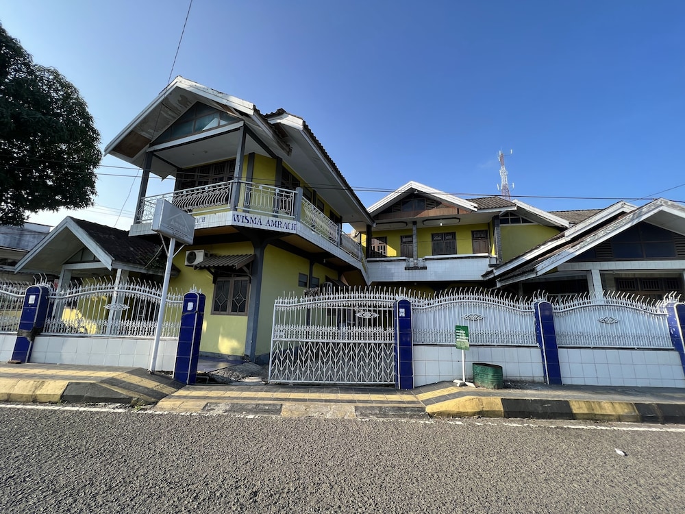 Hotel O Wisma Amrach — hotel in Watampone