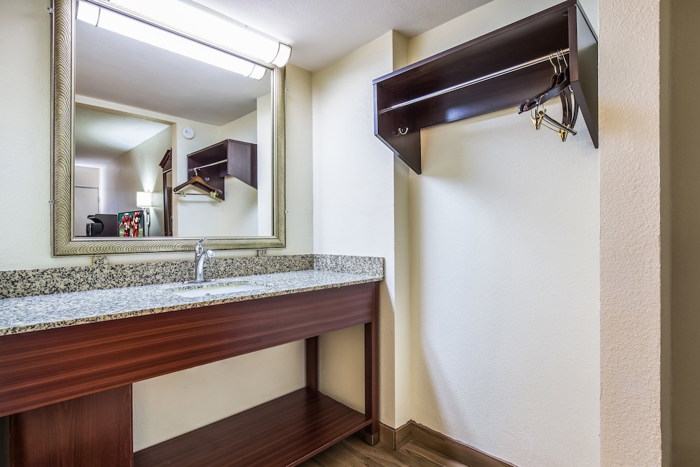 Red Roof Inn Caryville - photo 21