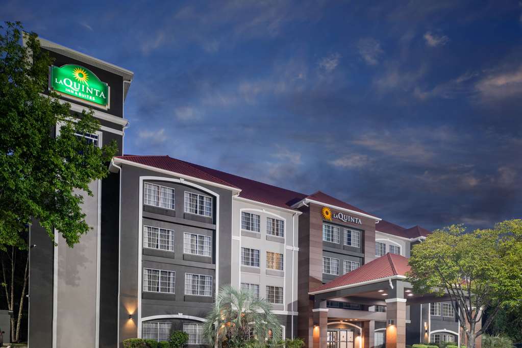 La Quinta Inn & Suites by Wyndham Atlanta Stockbridge - photo 2