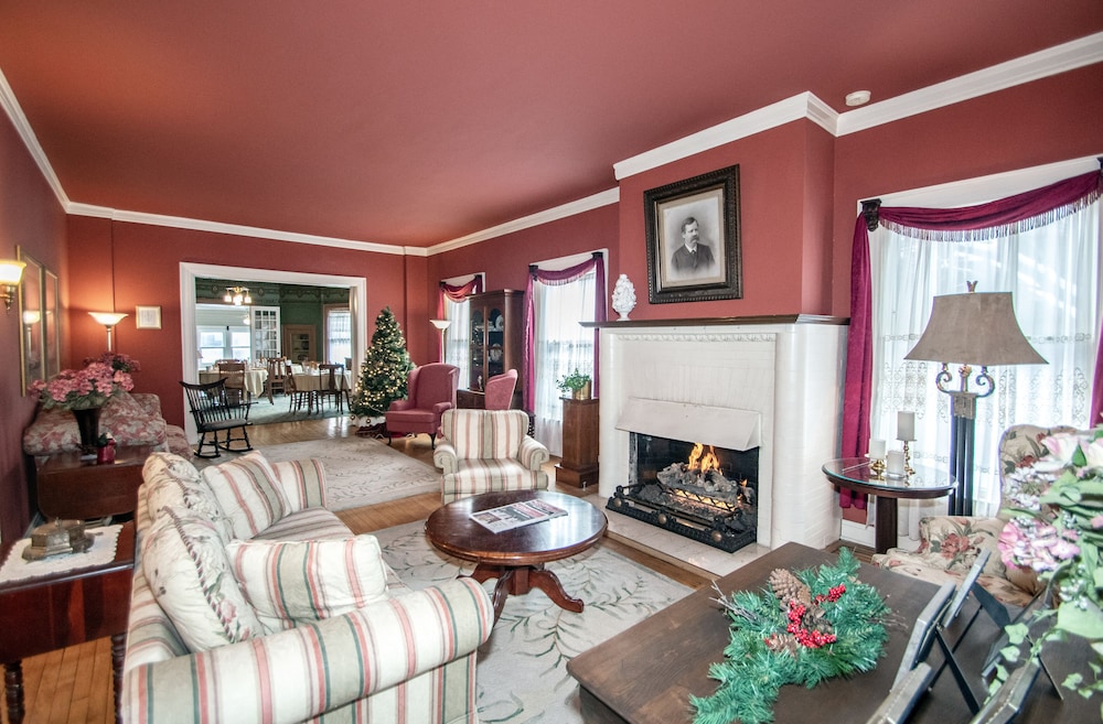 Looking Glass Inn - photo 3