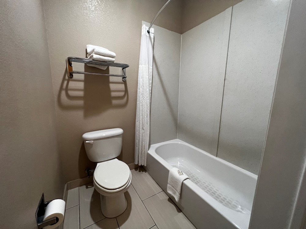 Super 8 by Wyndham Center - photo 40