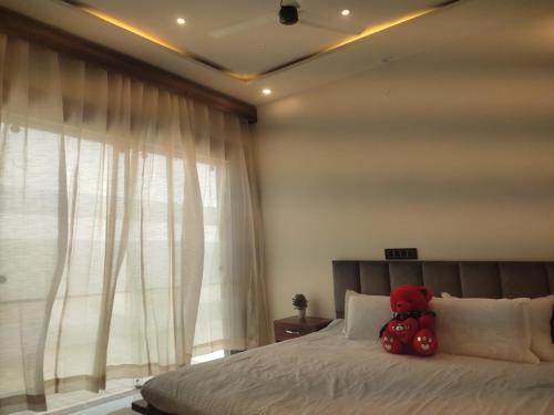 Giri Ashraya — 4-Star Luxury Hotel in Govardhan, India
