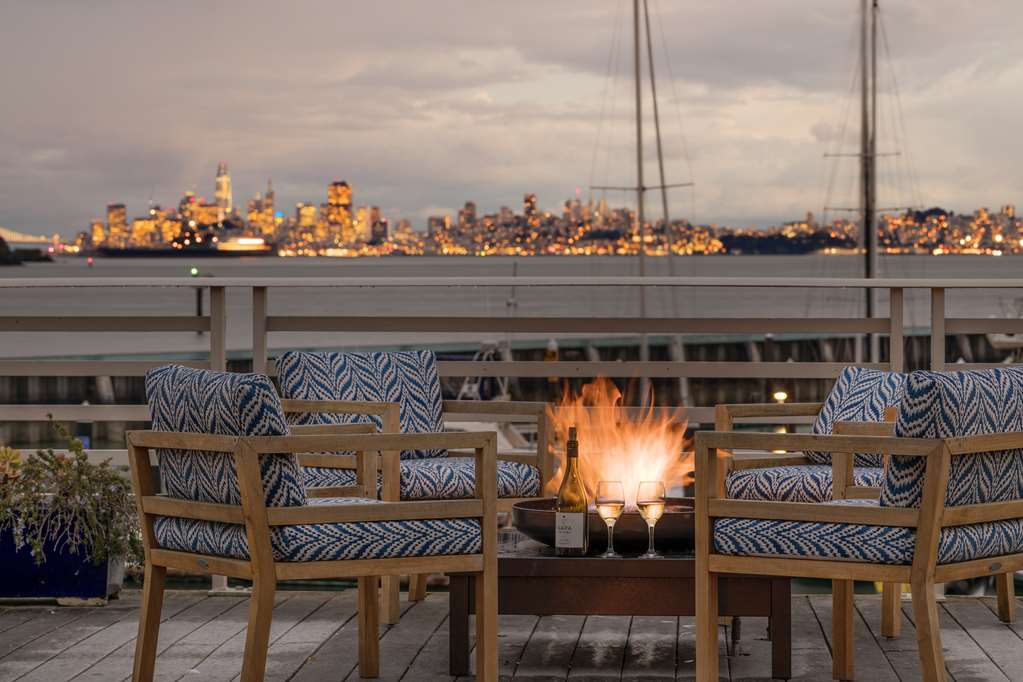 Waters Edge Hotel - photo 4