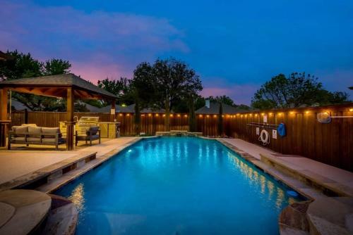 Valley Vista Luxury Retreat w Pool Cinema Games in Lewisville, United States