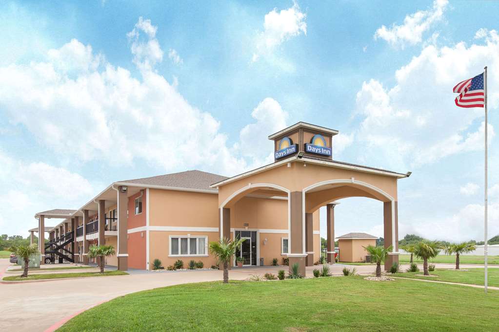 Days Inn by Wyndham Ennis - photo 2