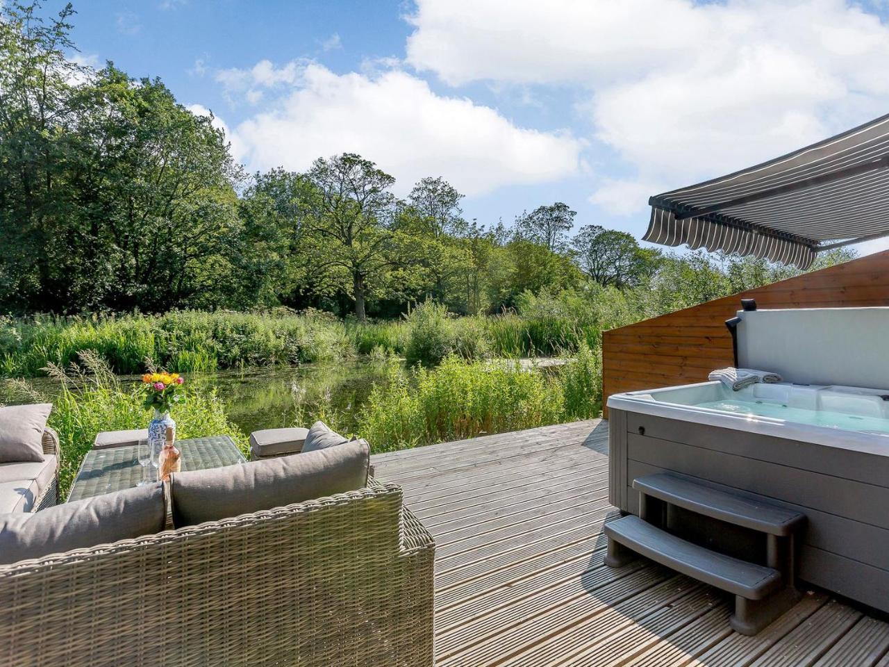 Waterside Lodge Thirteen Uk11853 — 4-Star Luxury Hotel in Southowram, United Kingdom