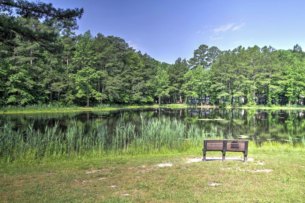 Pool Access Deck and Grill Ocean Pines Getaway — 4-Star Luxury Hotel in Ocean Pines, United States