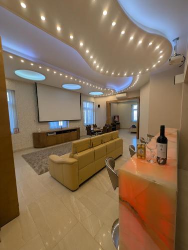 Heart Of Downtown Budapest Luxury Condo Private Spa Home Cinema Patio — 4-Star Luxury Hotel in Budapest, Hungary
