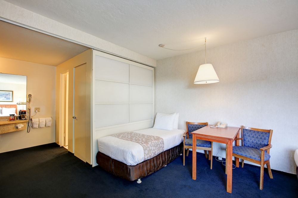 Newport Channel Inn Near Huntington State Beach - photo 16