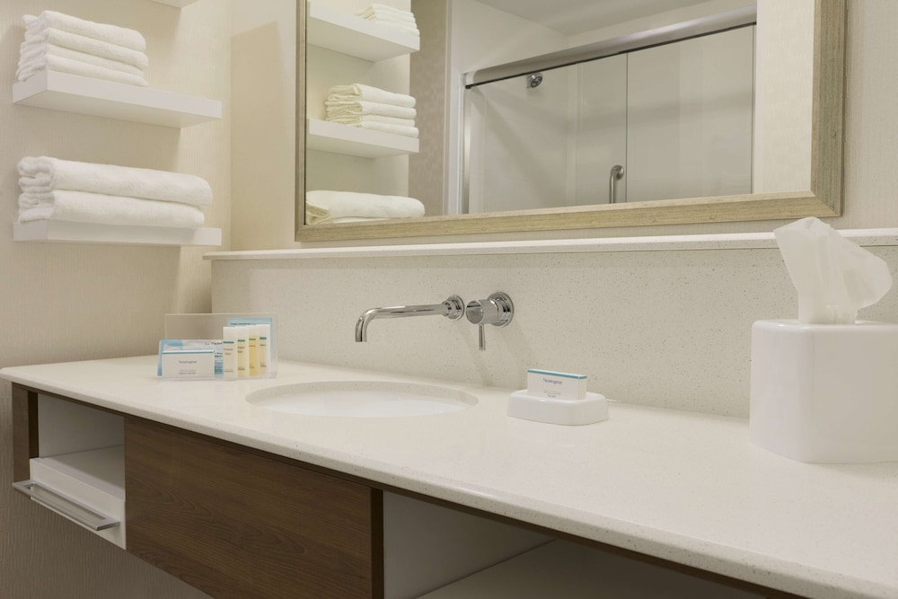 Hampton Inn & Suites Niles Warren - photo 28