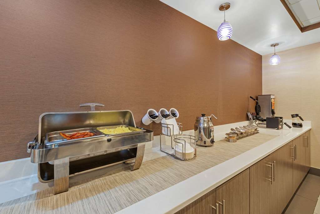 La Quinta Inn & Suites by Wyndham Jamestown - photo 25