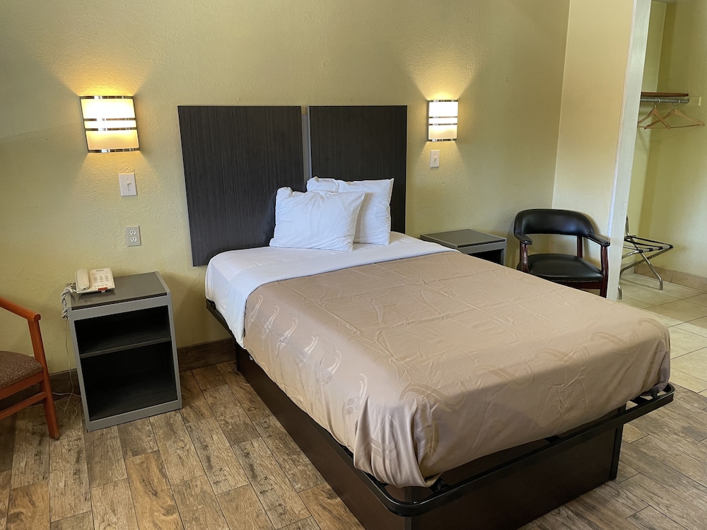 EverGreen Inn & RV - photo 13