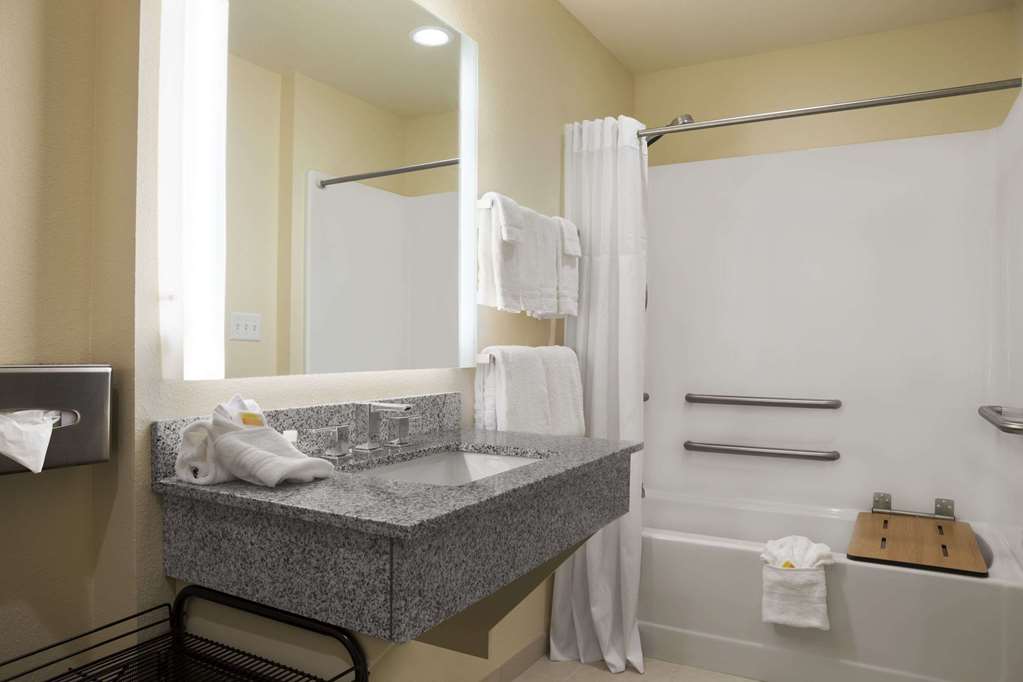 Days Inn & Suites by Wyndham Belmont - photo 10