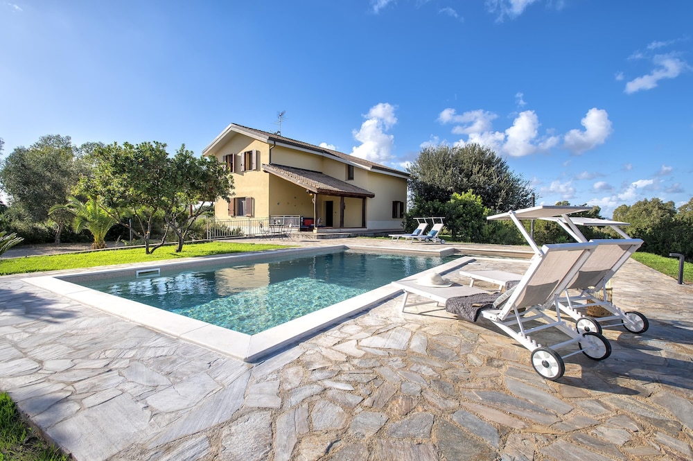 Sardinia Re Villa Gialla — 4-Star Luxury Hotel in Olmedo, Italy