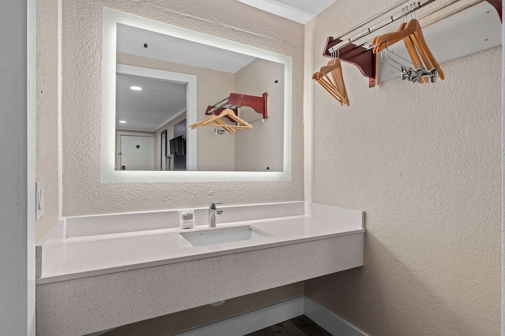 Super 8 by Wyndham Kissimmee Orlando - photo 33