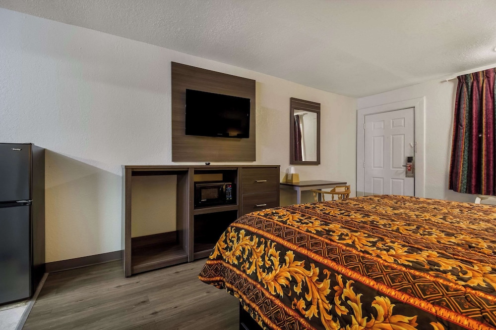 Rodeway Inn Conference Center - photo 14