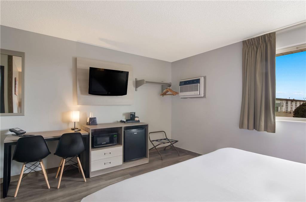 Econo Lodge Scottsbluff NE - photo 11