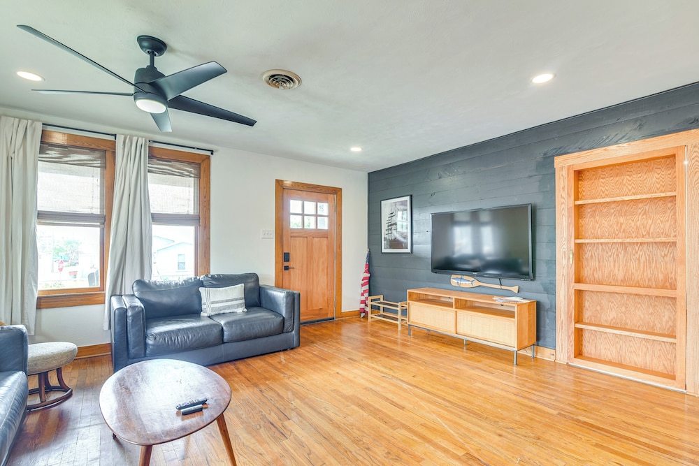 2 Mi to Pleasure Pier: Pet friendly Gem w Yard in Galveston, United States