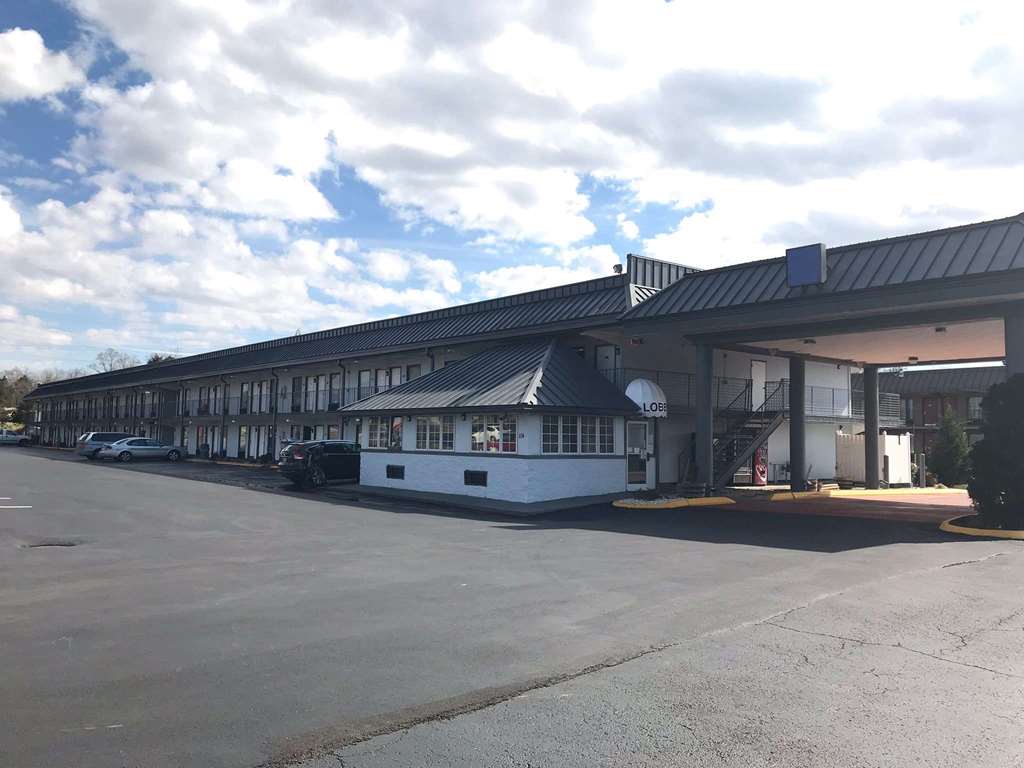 Days Inn By Wyndham Knoxville North - featured photo