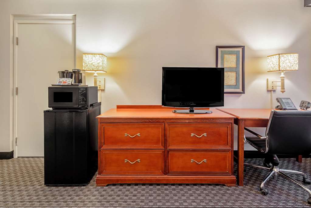 La Quinta Inn & Suites by Wyndham Naples East - photo 19