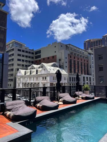 Upmarket 2 Bedroom Apartment with Views