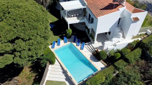 Villa Hibiscus great location in Vilamoura lush green lawns and garden — 4-Star Luxury Hotel in Quarteira, Portugal