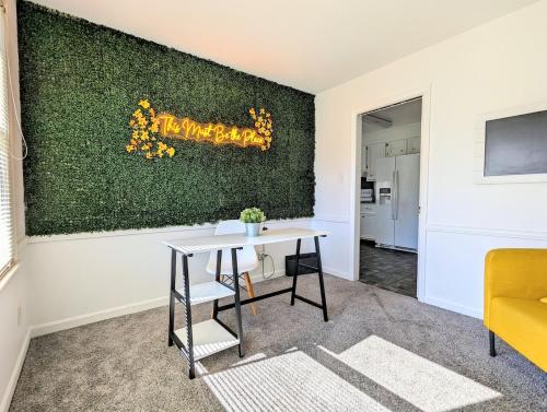 Spacious family friendly home with game room by UNC Charlotte — 4-Star Luxury Hotel in Charlotte, United States