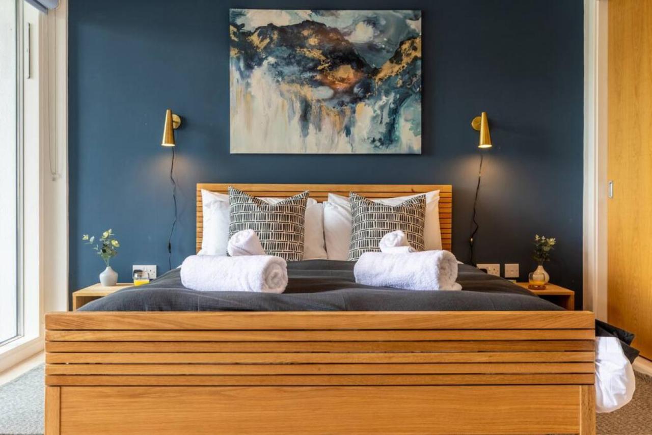 Calm Waters HM95 HOT TUB Lakeside Spa Property in Stow On The Wold, United Kingdom