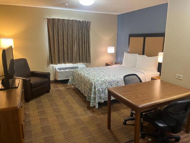 HomeTowne Studios & Suites by Red Roof Greensboro - photo 17