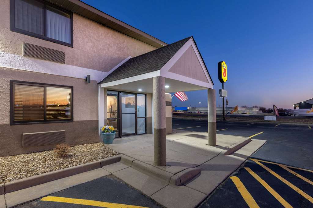 Super 8 by Wyndham Pratt - photo 3
