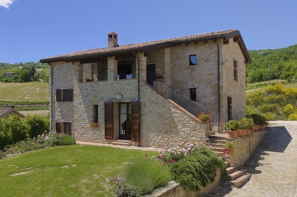 Lodole Country House — 4-Star Luxury Hotel in Monzuno, Italy