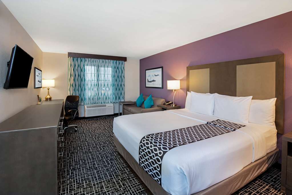 La Quinta Inn & Suites by Wyndham Las Vegas Nellis - photo 21