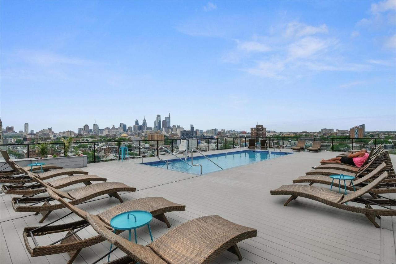 XL Studio Chic Flat Rooftop Pool & Gym — 4-Star Luxury Hotel in Philadelphia, United States