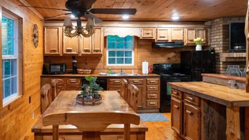 Secluded 3BR 1BA Cabin for Cozy Living — 4-Star Luxury Hotel in Smithville, United States