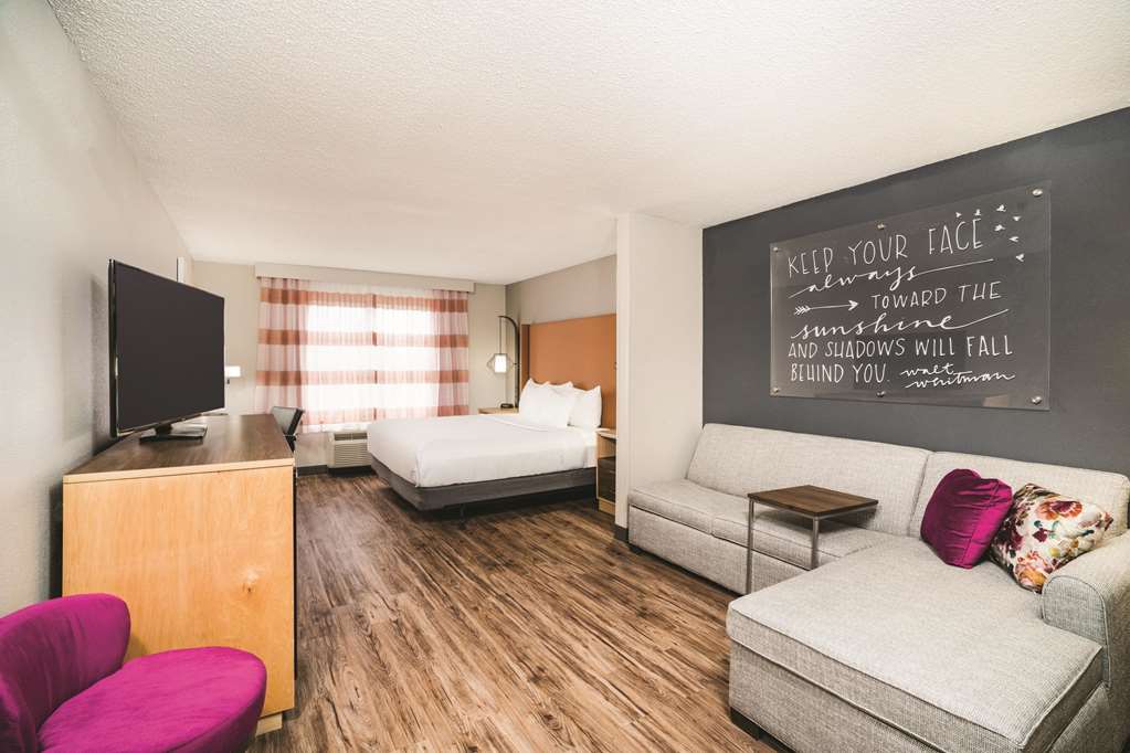 La Quinta Inn & Suites by Wyndham Chattanooga North Hixson - photo 10