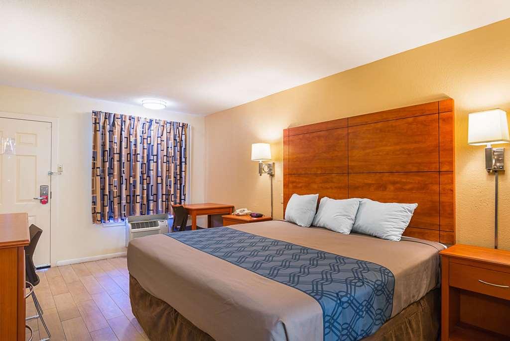 Econo Lodge Huntsville University Area - photo 12