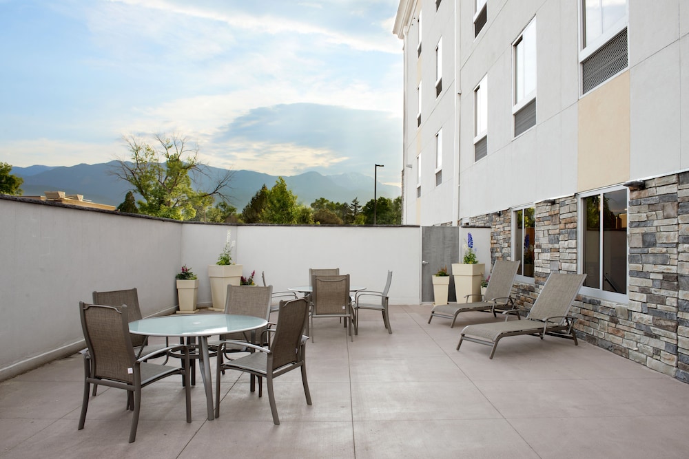 Holiday Inn Express & Suites Colorado Springs Central by IHG - photo 46