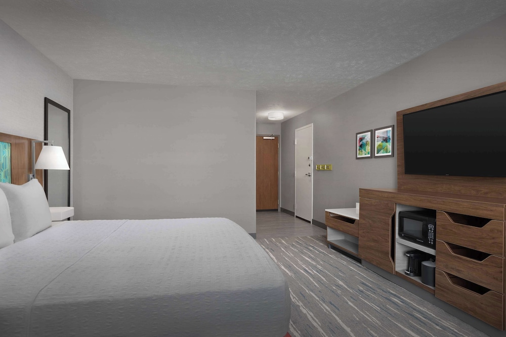 Hampton Inn Waterloo Cedar Valley - photo 16