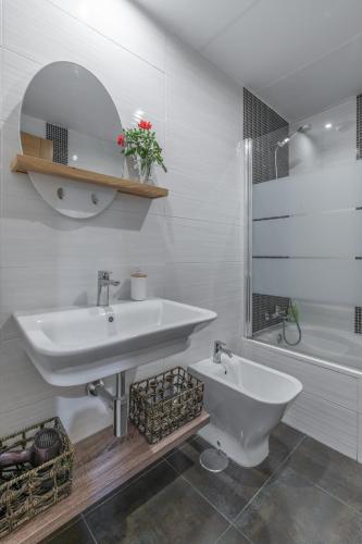 tuGuest Postigo I Catedral Apartment — 4-Star Luxury Hotel in Granada, Spain