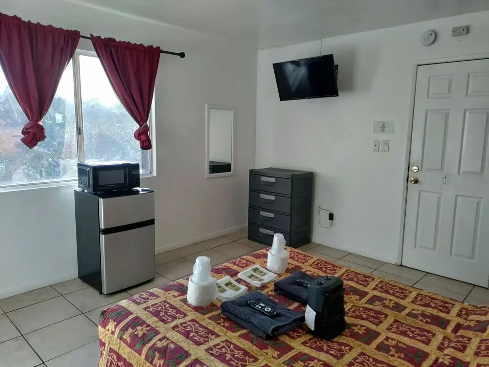 Crown Inn & Suites - photo 8