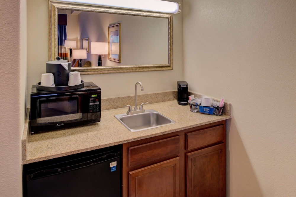 Hampton Inn & Suites Ontario - photo 18