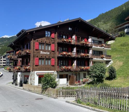 Chalet Annelis Apartments — 4-Star Luxury Hotel in Zermatt, Switzerland