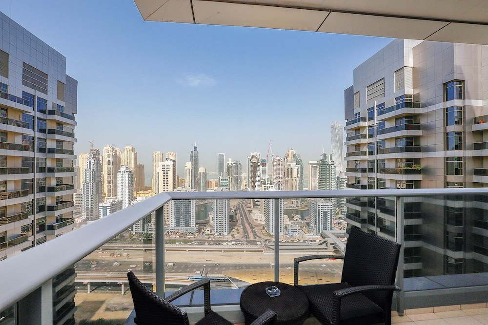Kennedy Towers Green Lakes 2 — 4-Star Luxury Hotel in Dubai, United Arab Emirates