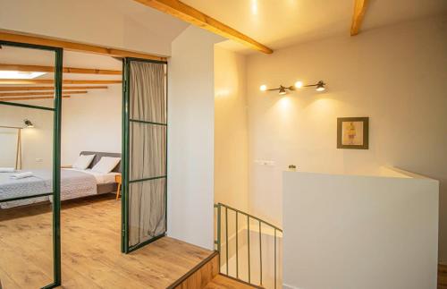3BR Scenic Terrace Apt in Abanotubani By Wehost