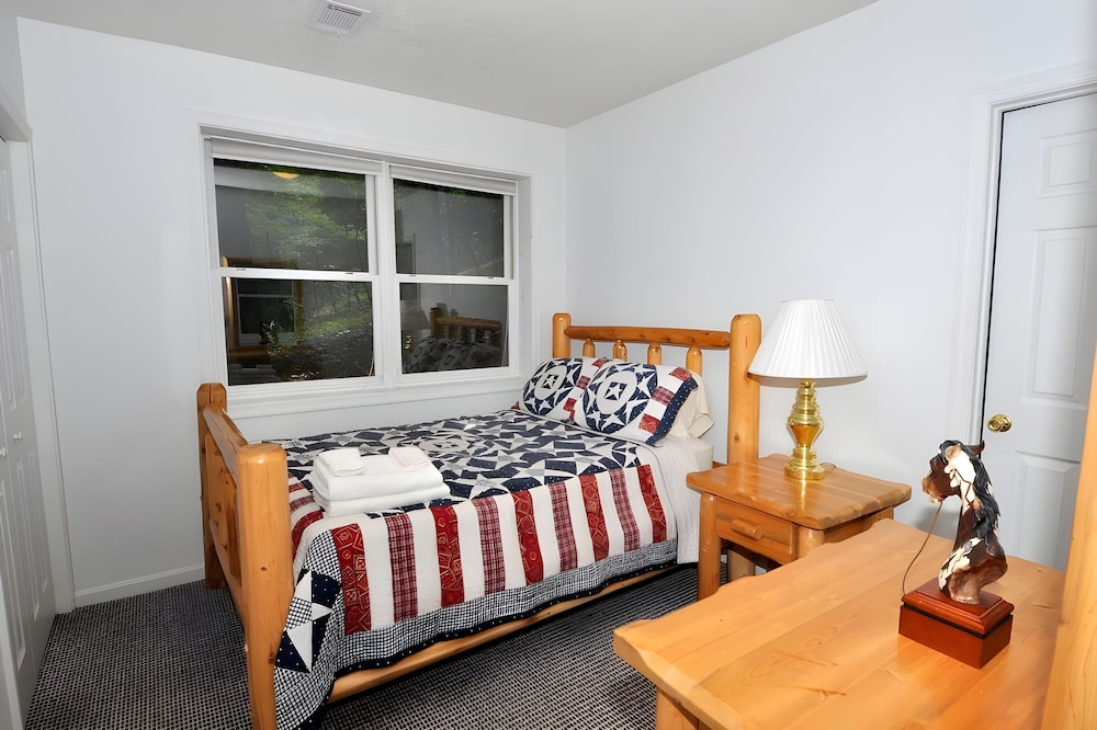 Almost Heaven Cozy and Wonderful — Berkeley Springs — photo 3