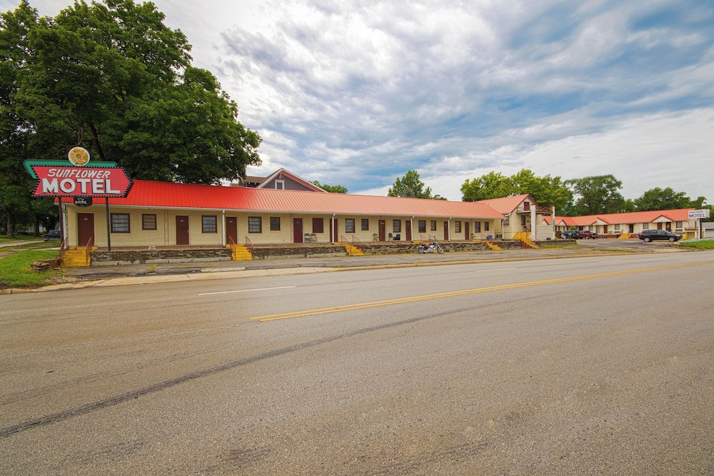Sunflower Motel Hiawatha By OYO — hotel in Hiawatha