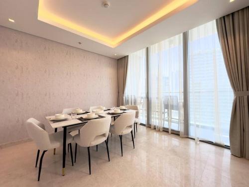 Unique Luxury White 2BR Apartment — 4-Star Luxury Hotel in Dubai, United Arab Emirates